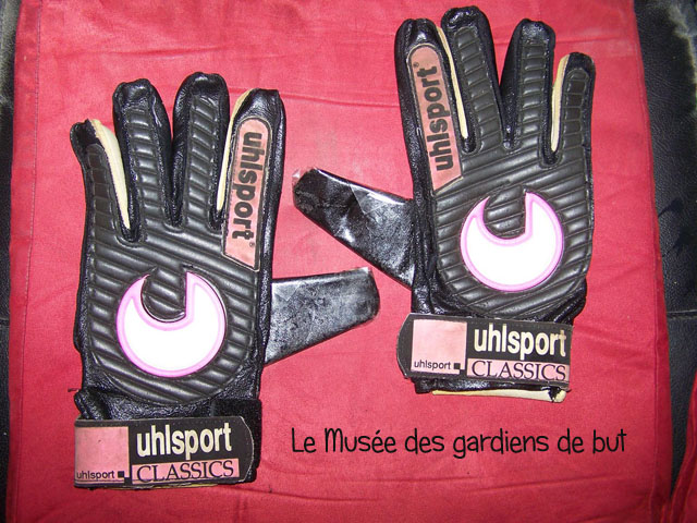 don gants JANOT JEREMie AS ST ETIENNE  SAISON 96 97 OFFERT PAR FRANCIS TISSOT LORS DU MONDIAL DES COLLECTIONNEURS A ST ETIENNE LORS DE LA COUPE DU MONDE 19 98   