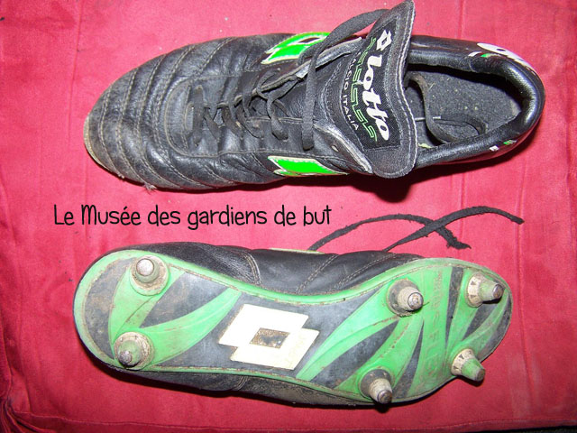 don gants JANOT JEREMie AS ST ETIENNE  SAISON 96 97 OFFERT PAR FRANCIS TISSOT LORS DU MONDIAL DES COLLECTIONNEURS A ST ETIENNE LORS DE LA COUPE DU MONDE 19 98   